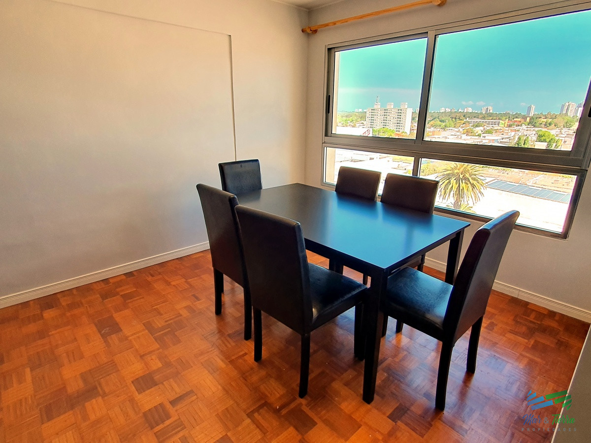 Apartamento ID.2512 - En alquiler y venta..  apartamento reciclado de 3 dormitorios en el centro de Maldonado, piso alto.