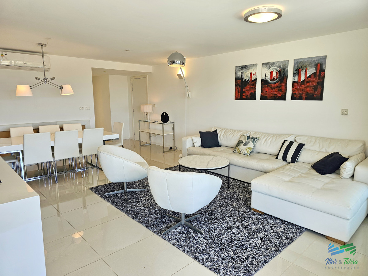 Apartamento ID.4944 - Venta de apartamento en primera línea sobre playa mansa de 3 suites más dependencia de servicio con baño en playa mansa Punta del este 