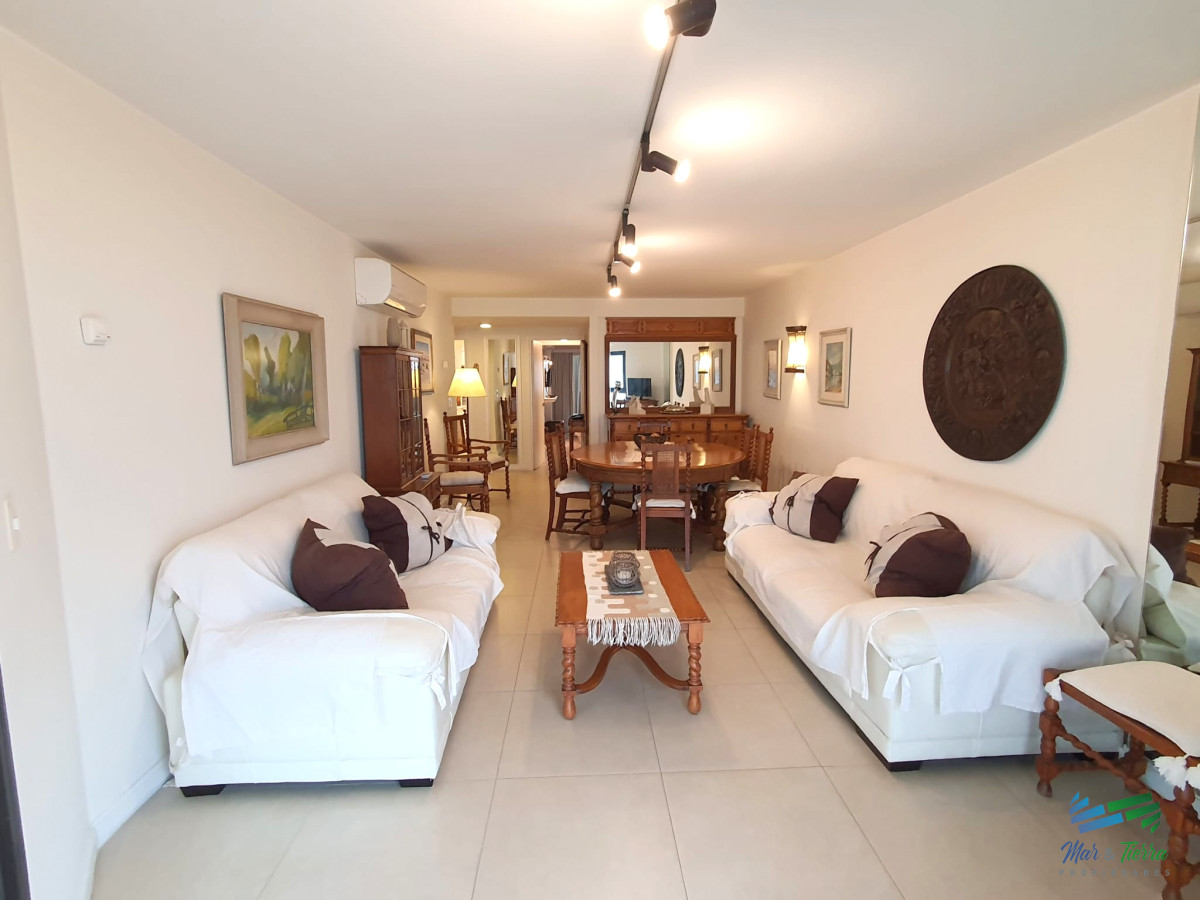 Apartamento ID.4030 - Venta apartamento 3 dormitorios, primera linea playa Brava, Punta del Este