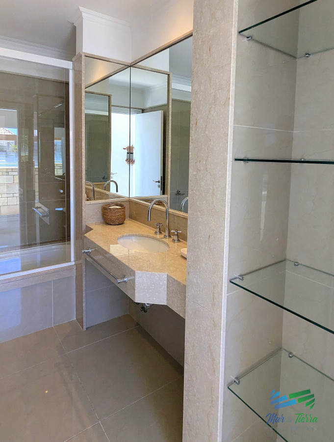 Apartamento ID.4211 - Venta de Apartamento 4 DORMITORIOS con vista al mar en VERAMANSA
