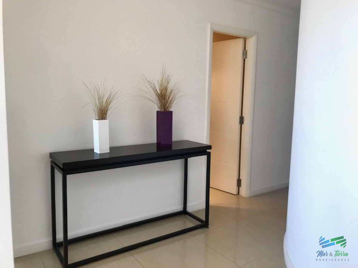 Apartamento ID.209 - Apartamento en Alquiler a una cuadra del mar (Playa Mansa)  en torre nueva, con todos y excelentes servicios .