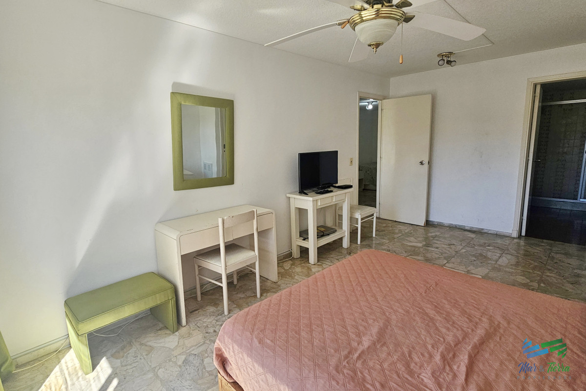 Apartamento ID.142 - Vendo apartamento 2,5 dormitorios en playa mansa, complejo Lincoln Center, Punta del Este.