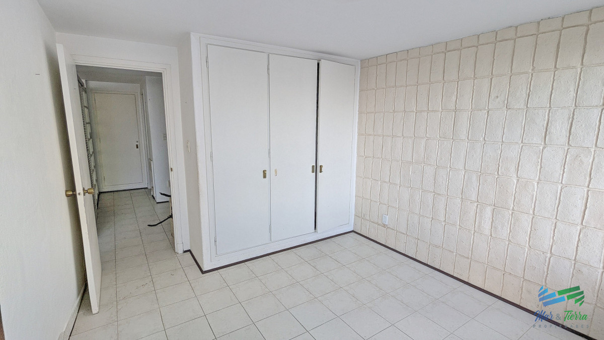 Apartamento ID.5680 - Venta de apartamento de 1 y medio dormitorios con vista al mar en Península, Punta del Este