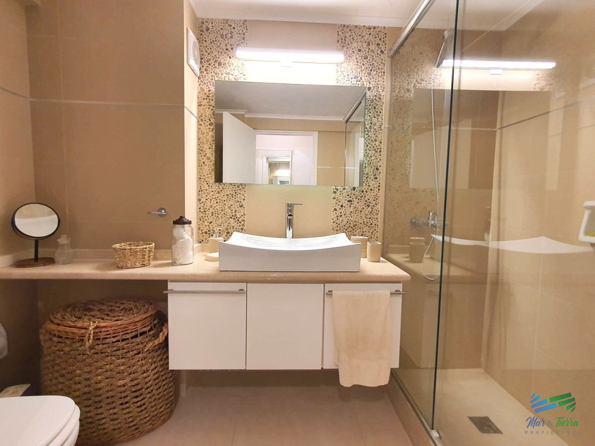 Apartamento ID.4030 - Venta apartamento 3 dormitorios, primera linea playa Brava, Punta del Este