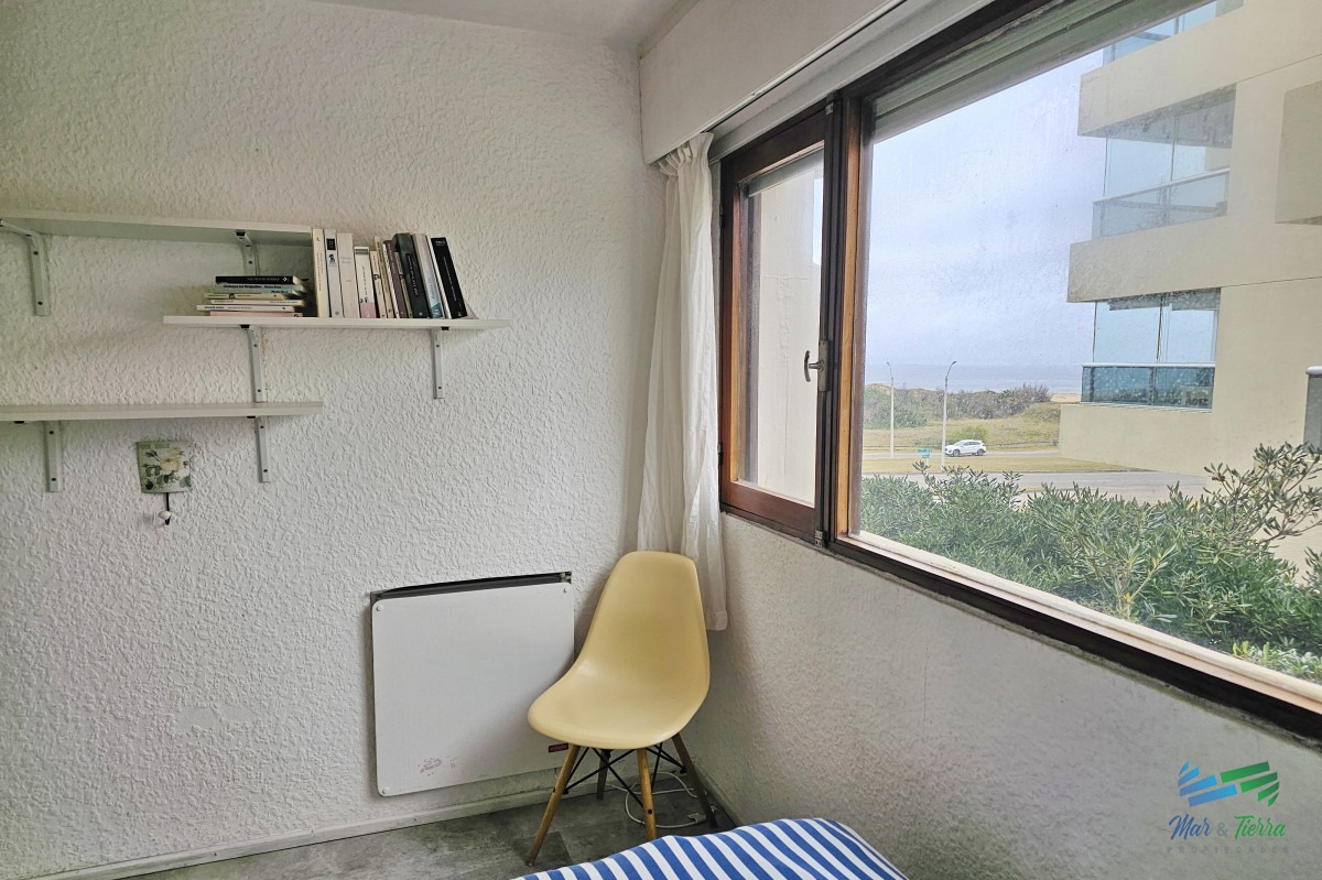Apartamento ID.4813 - En venta apartamento de 2 dormitorios frente al mar, playa brava, Punta del Este