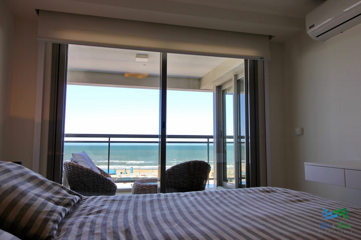 Apartamento ID.2338 - Apartamento de 3 dormitorios, primera linea frente al mar, en alquiler y venta, Punta del Este