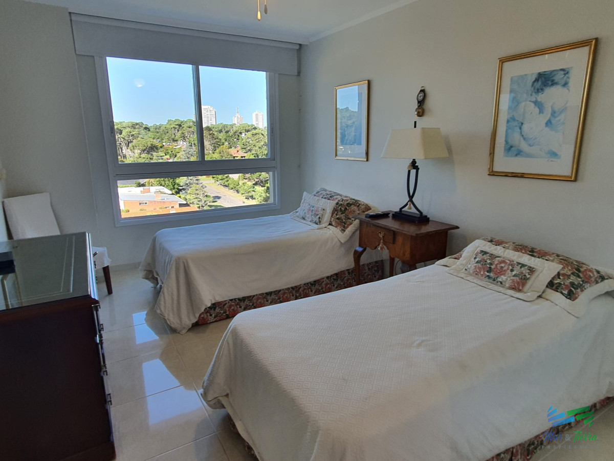 Apartamento ID.444 - Torre de categoría en primera línea sobre playa mansa.