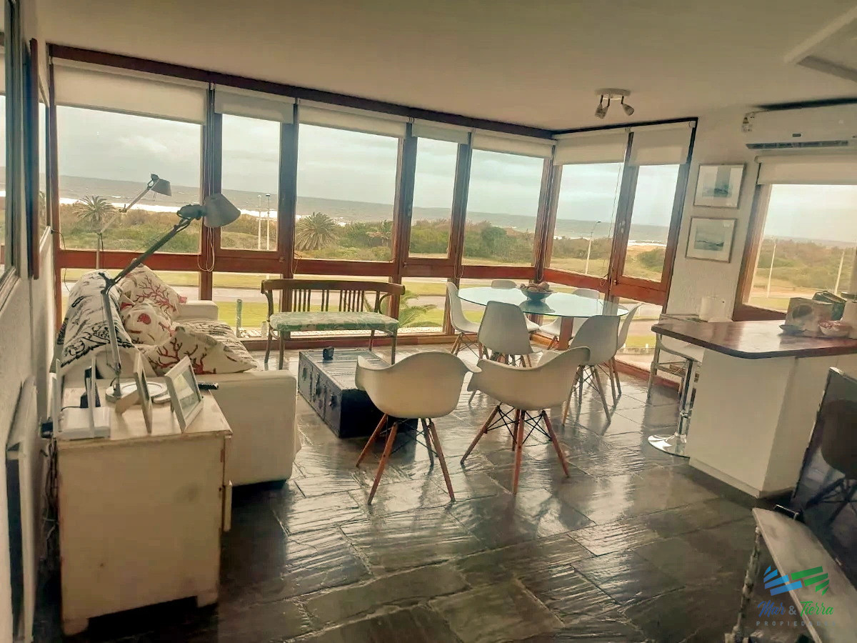 Apartamento ID.4813 - En venta apartamento de 2 dormitorios frente al mar, playa brava, Punta del Este