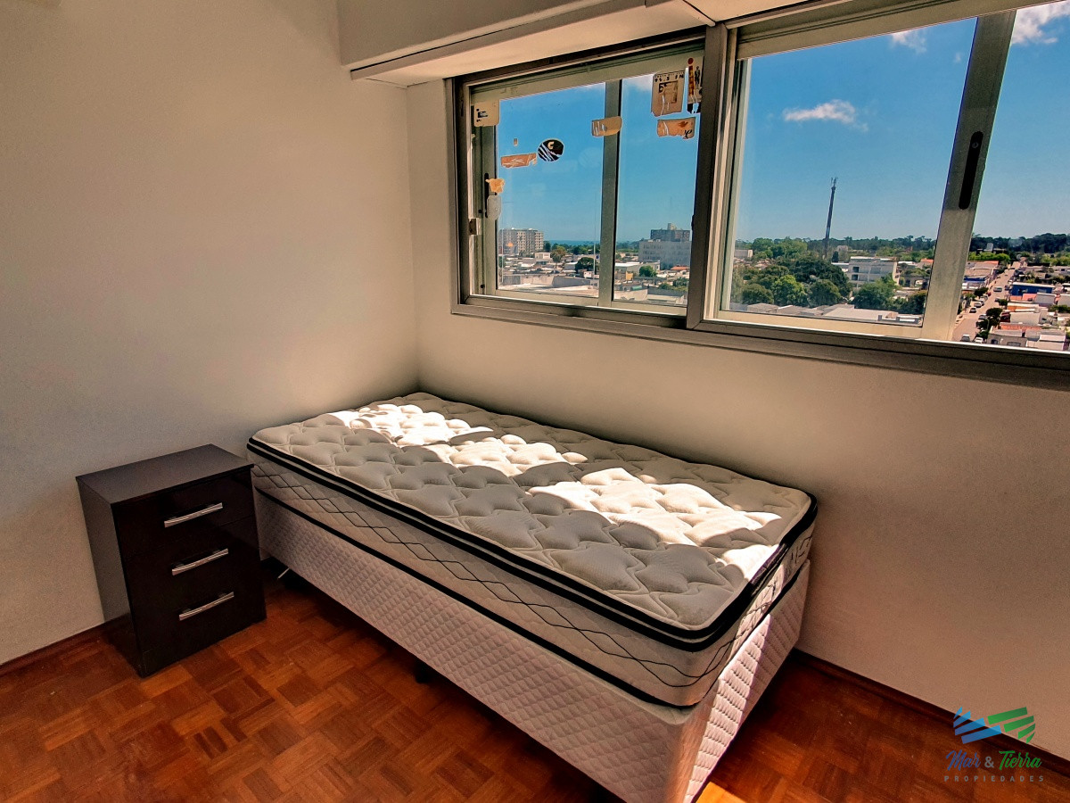 Apartamento ID.2512 - En alquiler y venta..  apartamento reciclado de 3 dormitorios en el centro de Maldonado, piso alto.