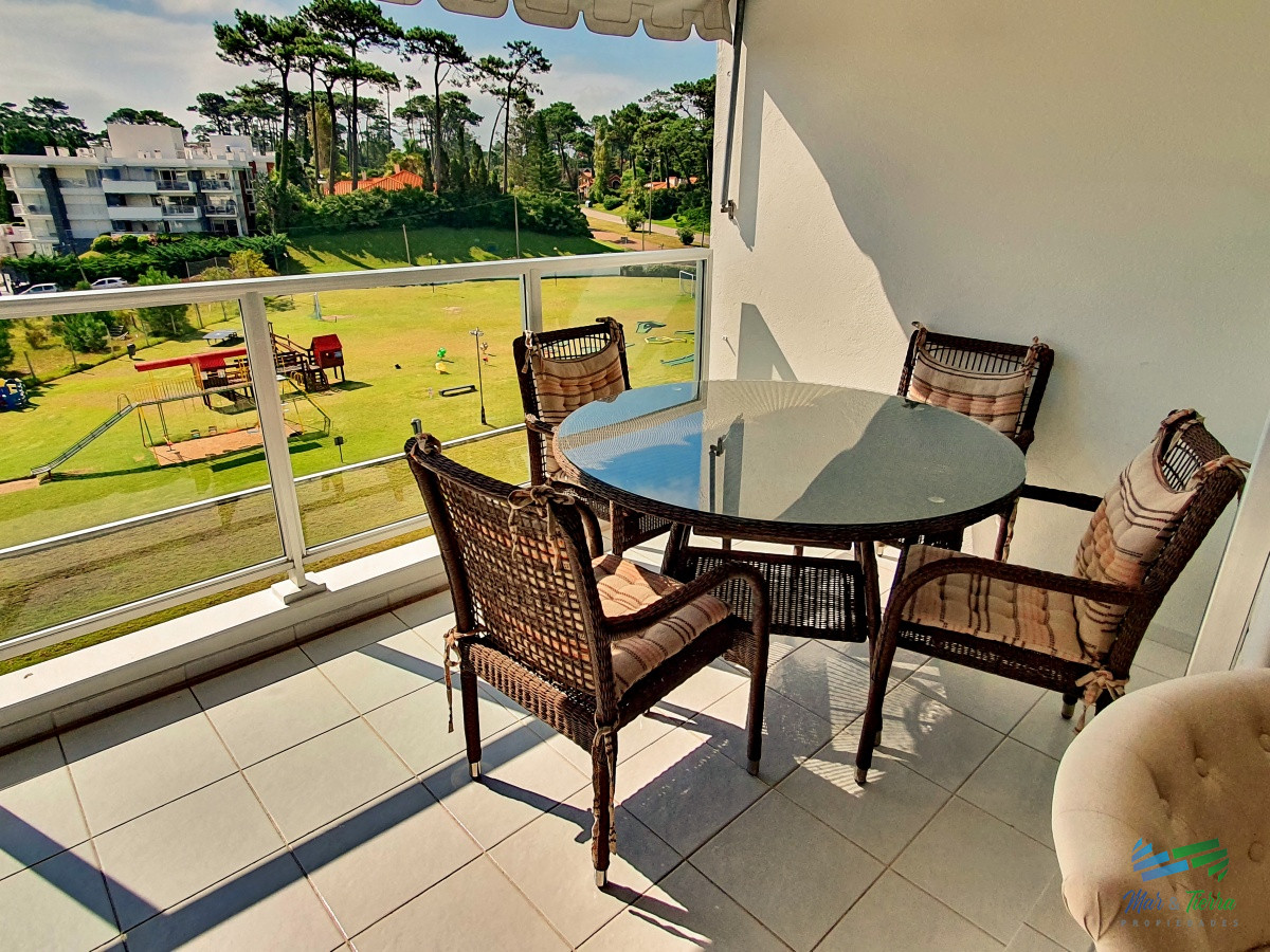 Apartamento ID.3260 - Vendo apartamento de 2 dormitorios, 2 baños y cochera. Playa Mansa, Punta del Este.