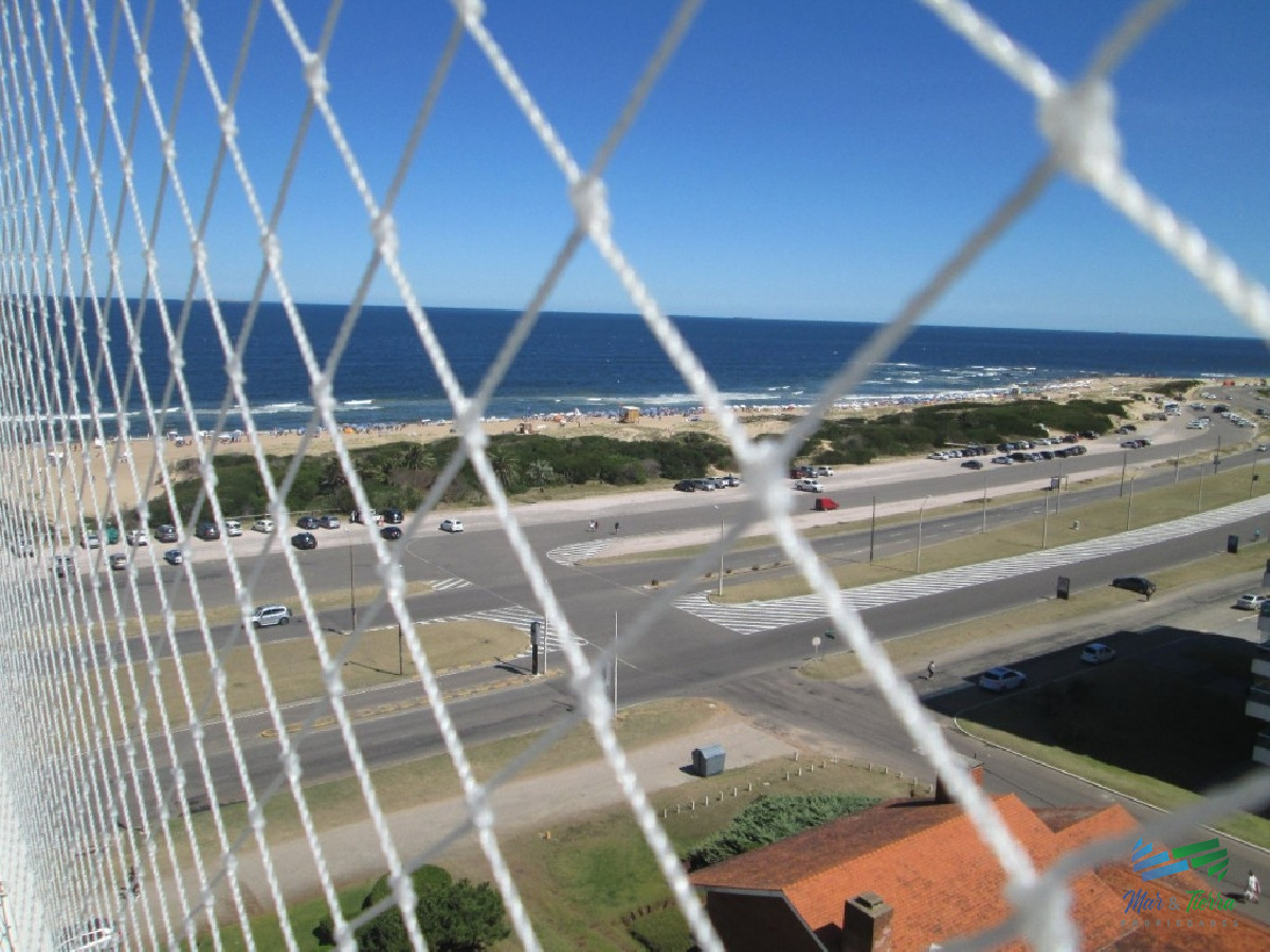 Apartamento ID.2152 - Excelente oportunidad... torre de categoría, con excelentes servicios, ubicado en primera línea sobre playa brava