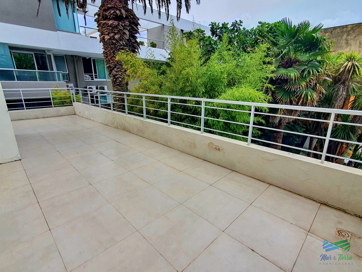 Apartamento ID.4196 - Vendo apartamento 2 dormitorios con gran terraza en Peninsula, zona puerto, Punta del Este