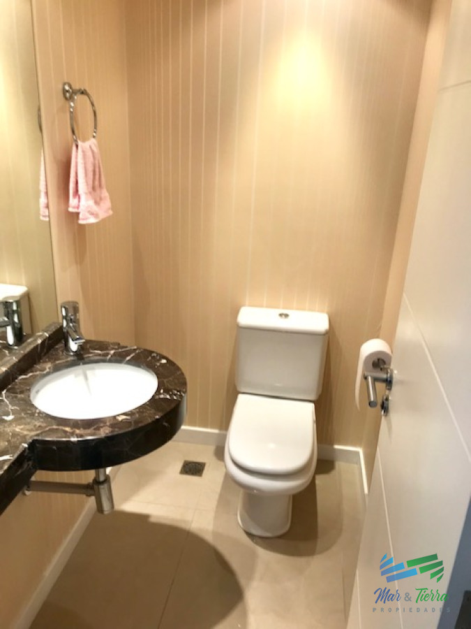 Apartamento ID.209 - Apartamento en Alquiler a una cuadra del mar (Playa Mansa)  en torre nueva, con todos y excelentes servicios .