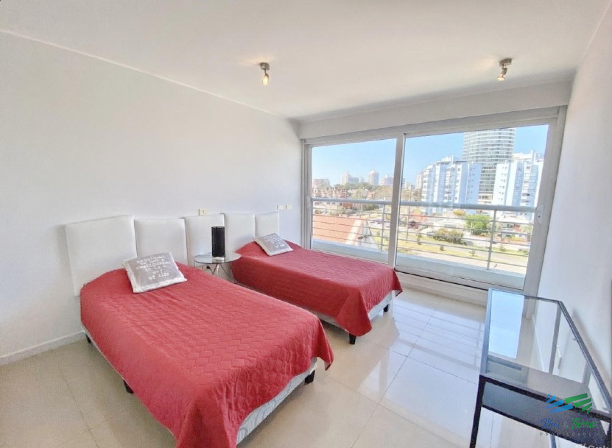 Apartamento ID.5648 - Venta apartamento 3 dormitorios playa Mansa Punta del Este 