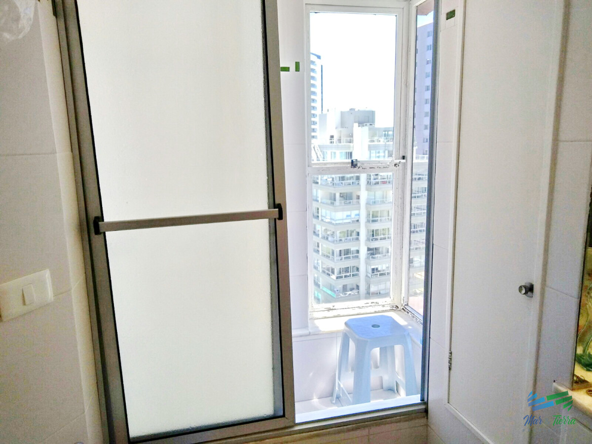 Apartamento ID.2421 - En alquiler.. torre de categoría en primera línea.. playa brava.