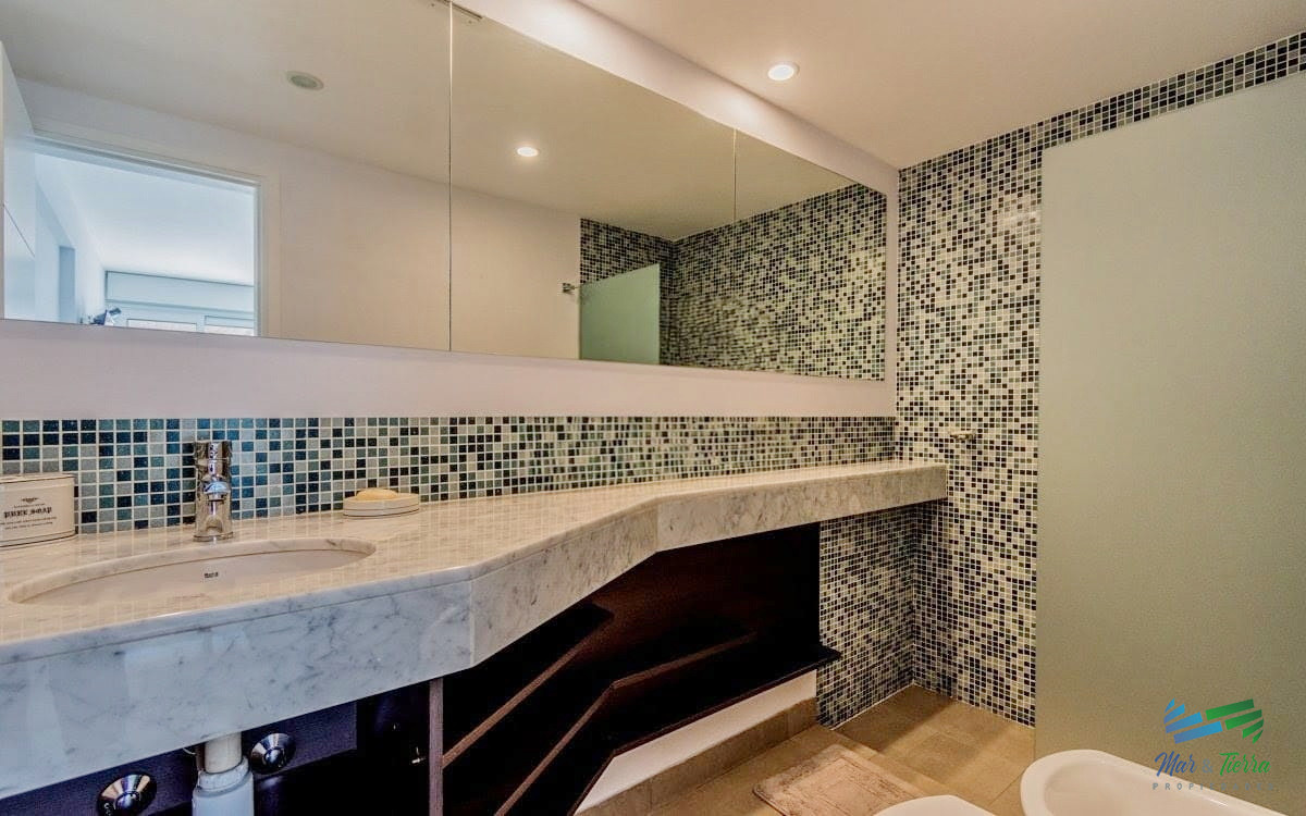 Apartamento ID.4125 - Venta apartamento de 2 dormitorios y medio con gran terraza en Playa Brava Punta del este