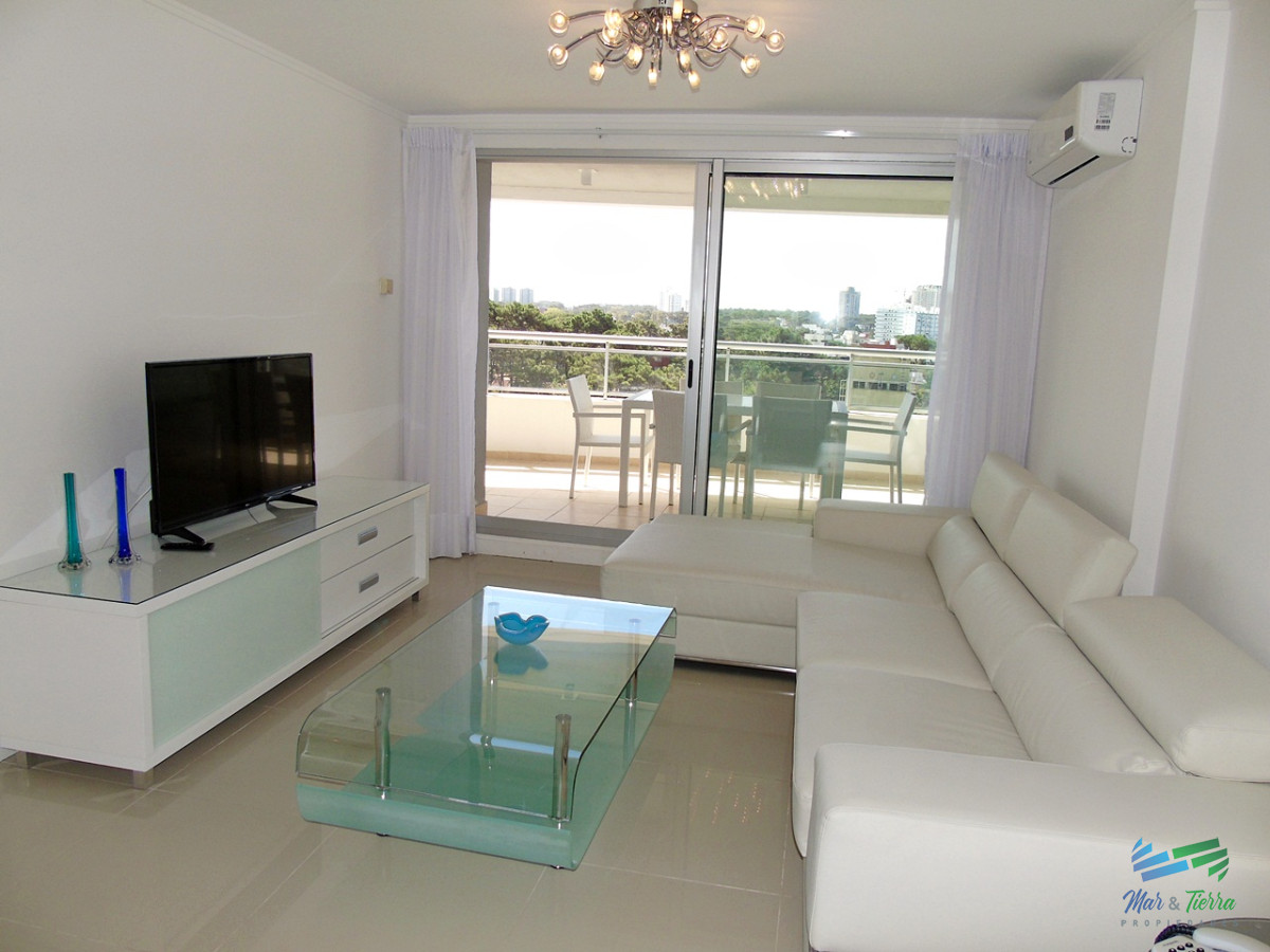 Apartamento ID.2435 - A metros del mar, en una de las zonas de mas categoría. Apartamento en piso alto con vista al mar.OPORTUNIDAD
