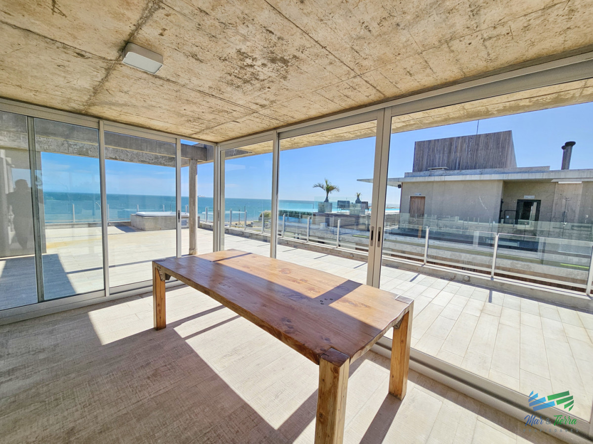 Apartamento ID.5677 - Alquiler anual apartamento penthouse frente al mar 3 dormitorios, Playa Mansa, Pinares, Punta del Este.
