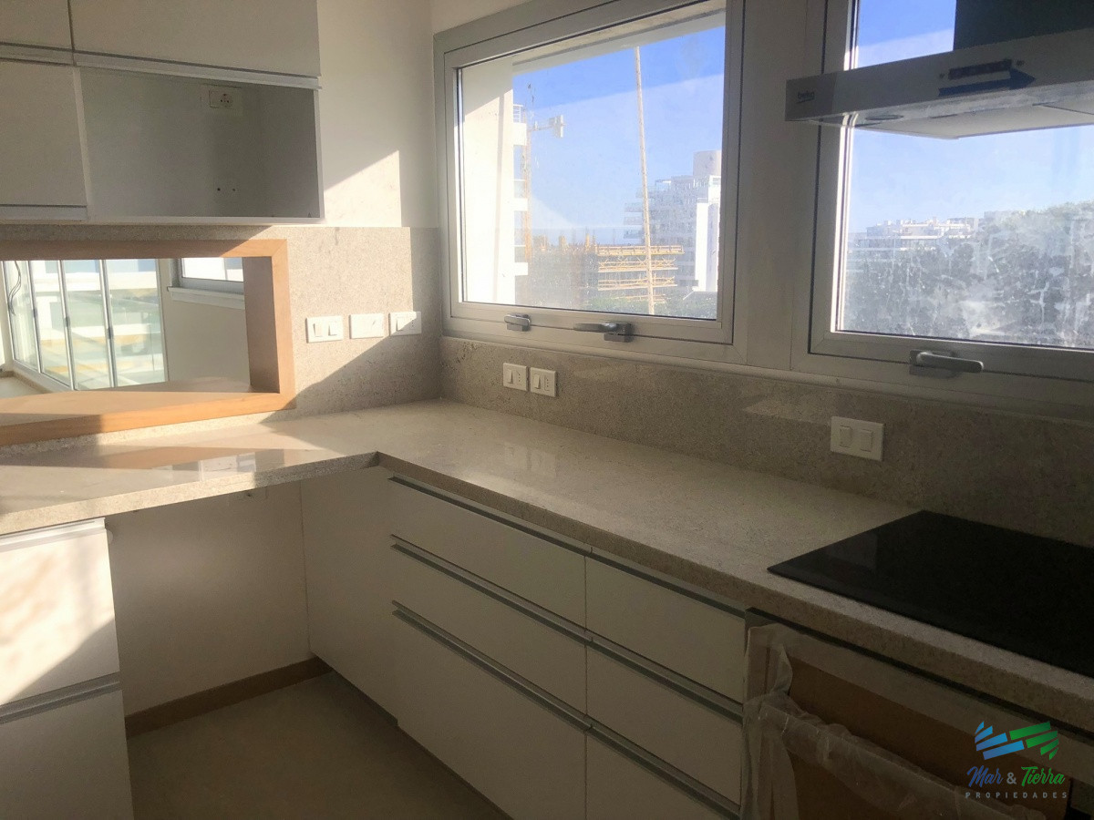 Apartamento ID.4305 - Venta de apartamento pent house de 3 suites mas servicio con baño y terraza primera linra en playa brava