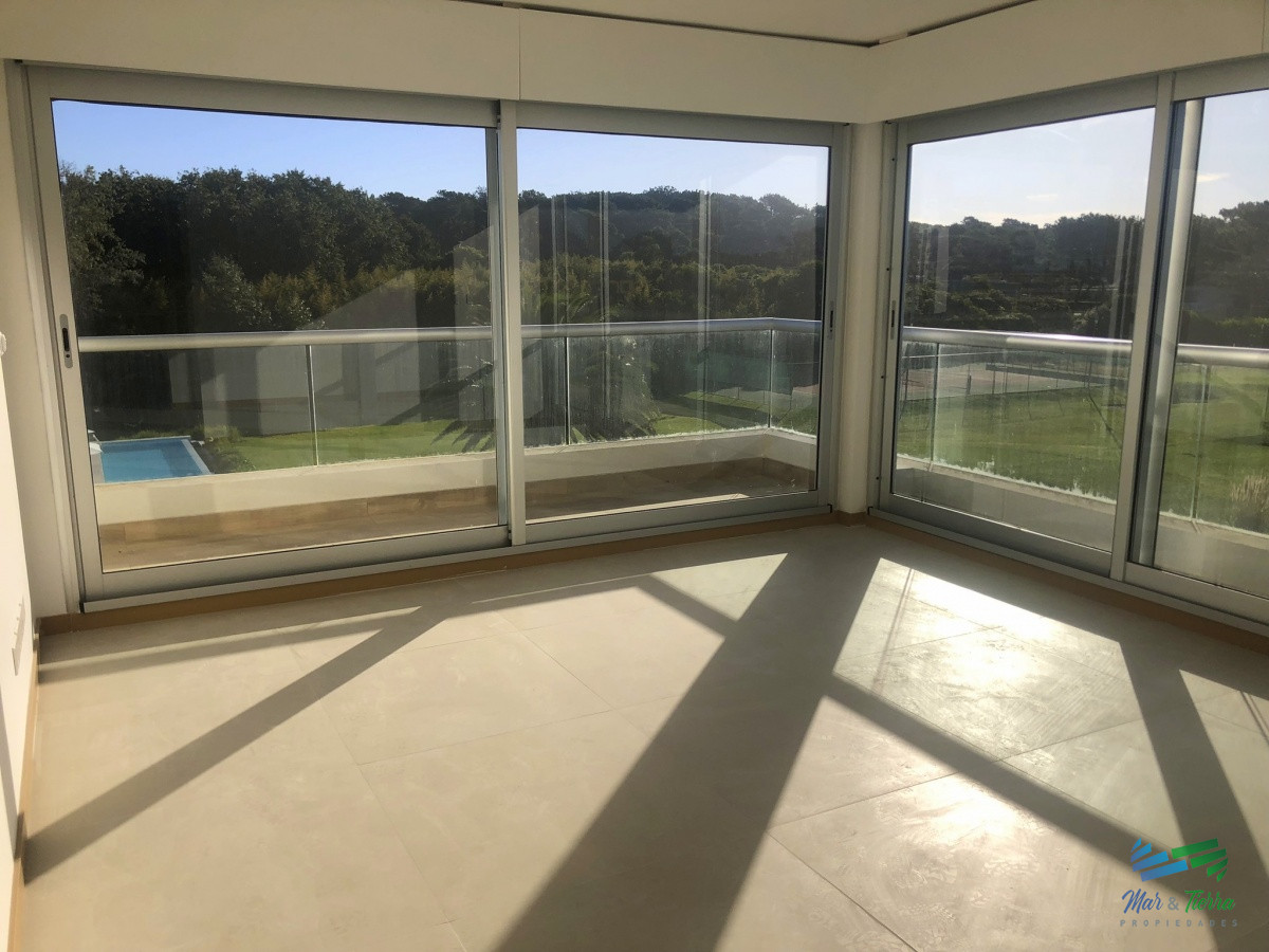 Apartamento ID.4305 - Venta de apartamento pent house de 3 suites mas servicio con baño y terraza primera linra en playa brava