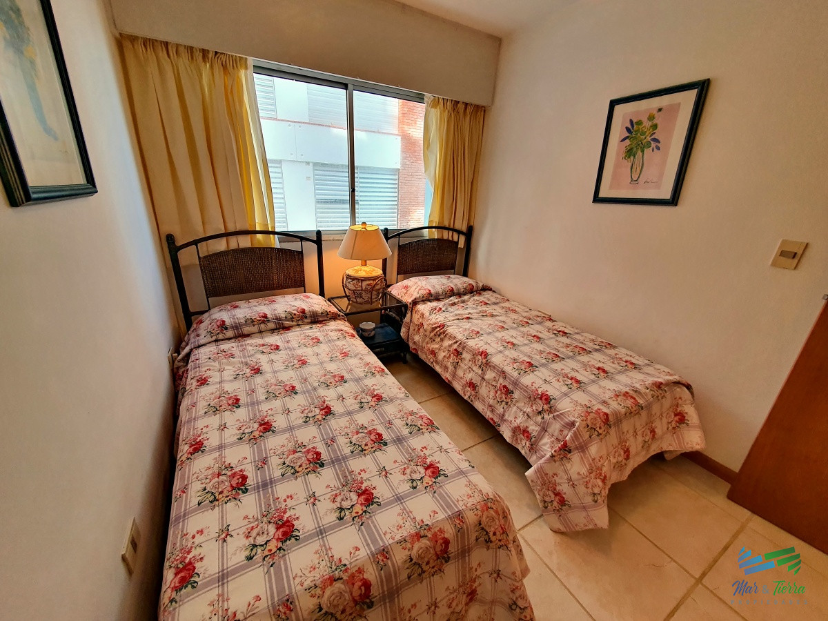 Apartamento ID.183 - Vendo o alquilo apartamento 3 dormitorios en primera línea en Penínsulta, Punta del Este 