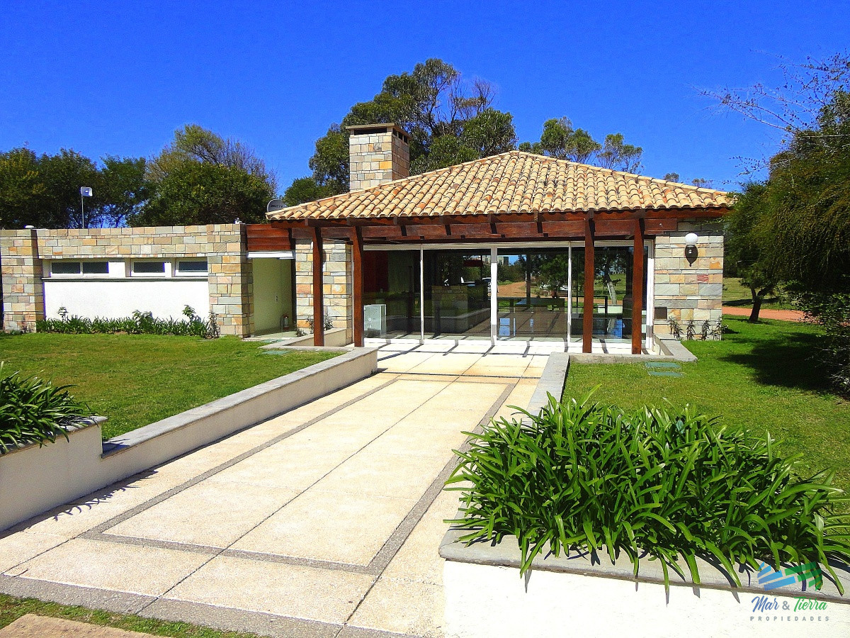Apartamento ID.3945 - VENTA de Pent Huse sobre playa Mansa de 4 suites con todos los servicios
