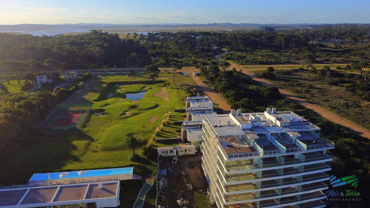 Apartamento ID.4305 - Venta de apartamento pent house de 3 suites mas servicio con baño y terraza primera linra en playa brava