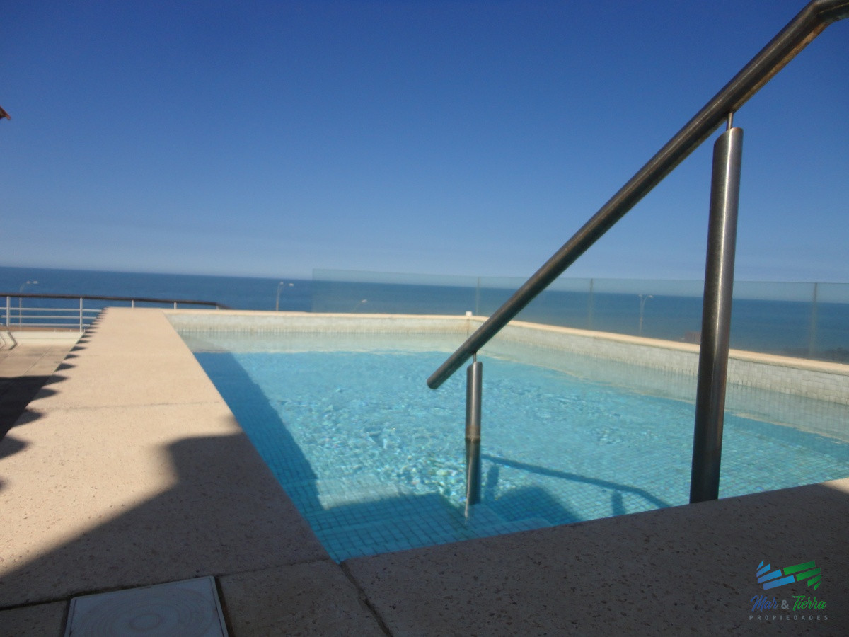 Apartamento ID.3945 - VENTA de Pent Huse sobre playa Mansa de 4 suites con todos los servicios