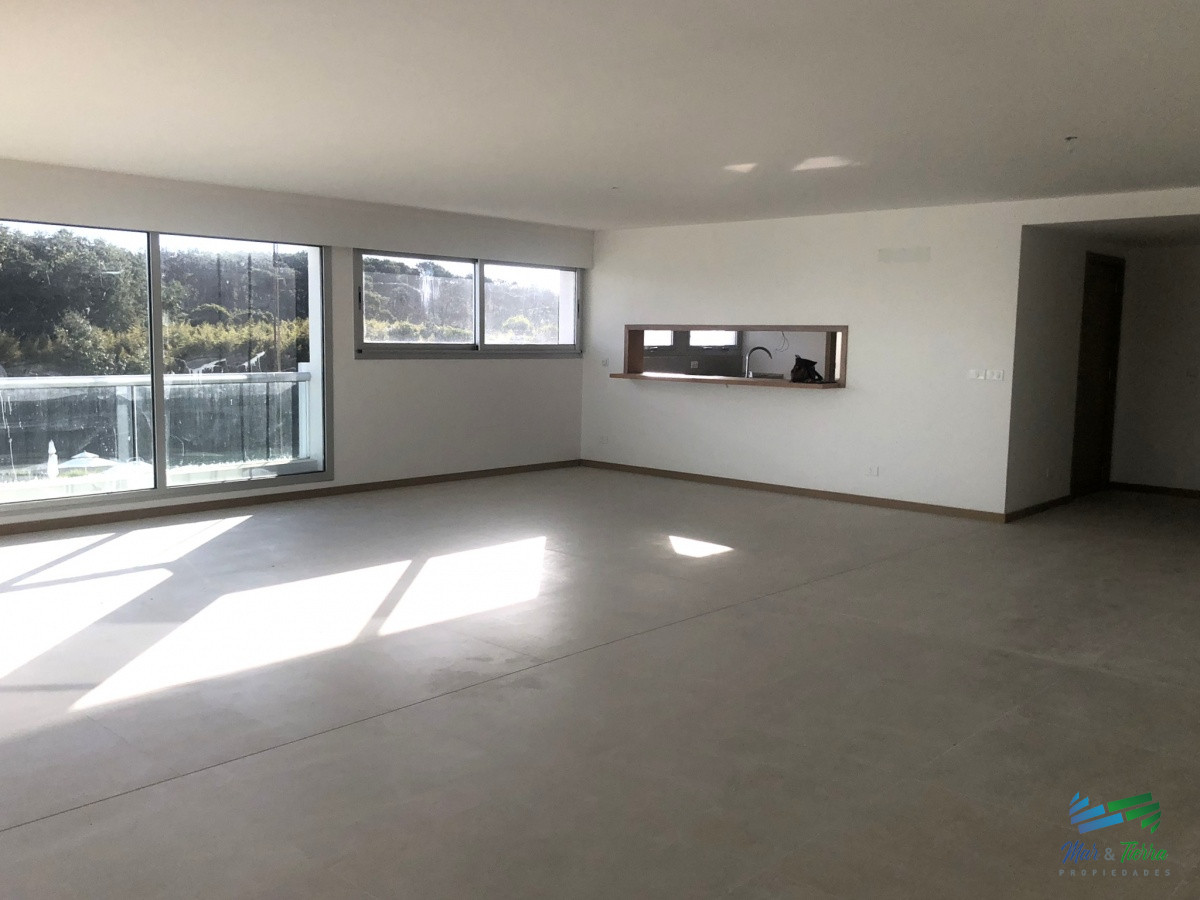 Apartamento ID.4305 - Venta de apartamento pent house de 3 suites mas servicio con baño y terraza primera linra en playa brava