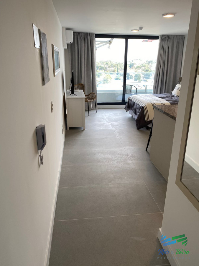 Apartamento ID.4378 - Alquilo por invierno amplio monoambiente con balcón al frente y buenos servicios, parada 5, Punta del Este