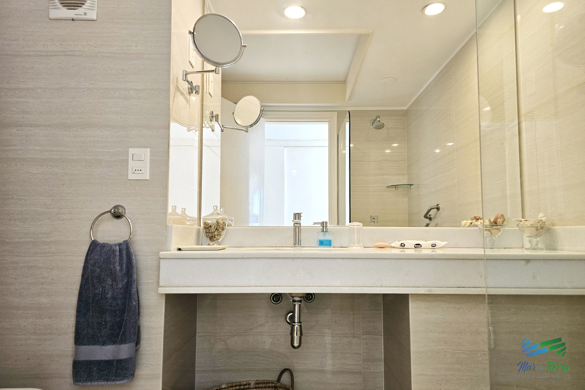 Apartamento ID.101 - Excelente opción en alquiler y venta, primera línea sobre el Puerto de Punta del Este. 