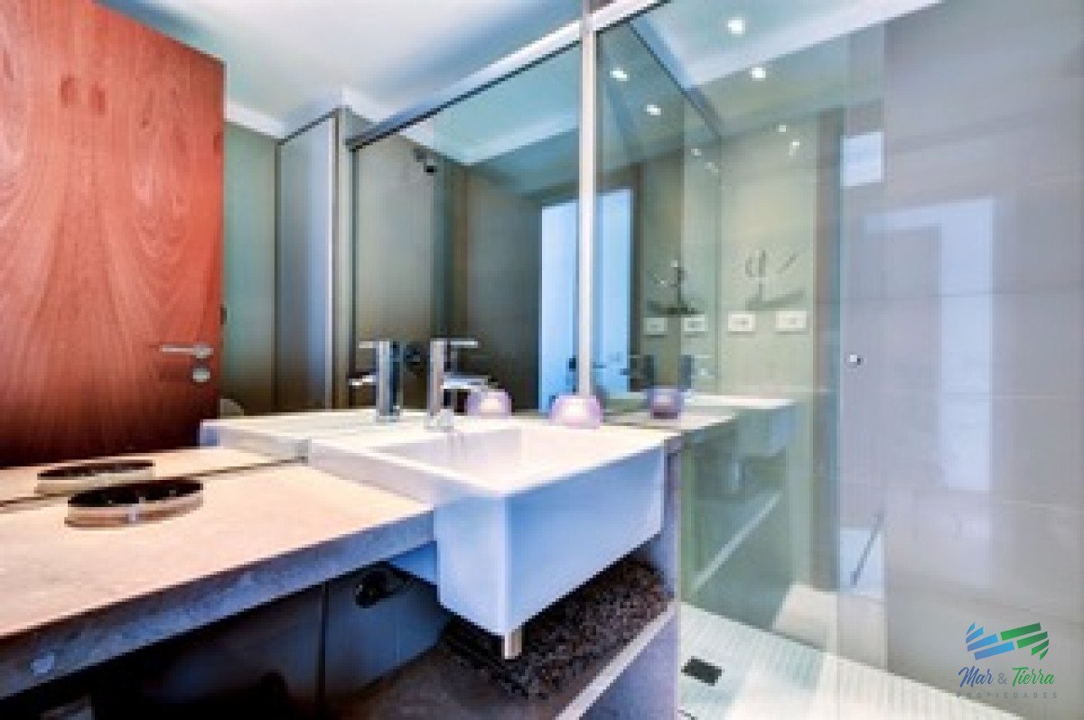 Apartamento ID.2724 - Vendo apartamento 4 dormitorios en primera línea de playa brava, Punta del Este.