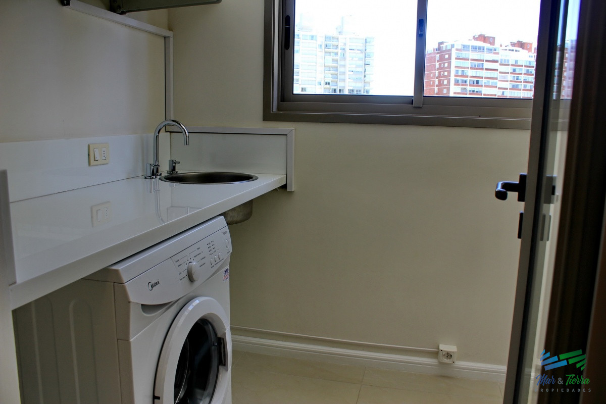 Apartamento ID.2338 - Apartamento de 3 dormitorios, primera linea frente al mar, en alquiler y venta, Punta del Este