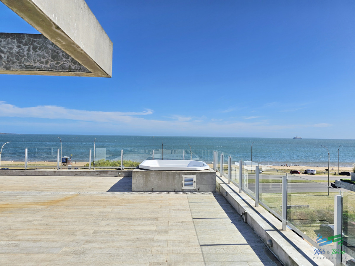 Apartamento ID.5677 - Alquiler anual apartamento penthouse frente al mar 3 dormitorios, Playa Mansa, Pinares, Punta del Este.
