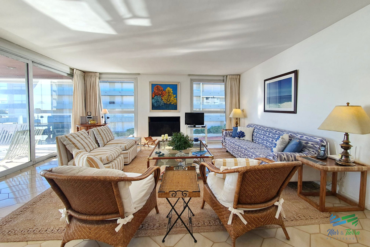Apartamento ID.101 - Excelente opción en alquiler y venta, primera línea sobre el Puerto de Punta del Este. 