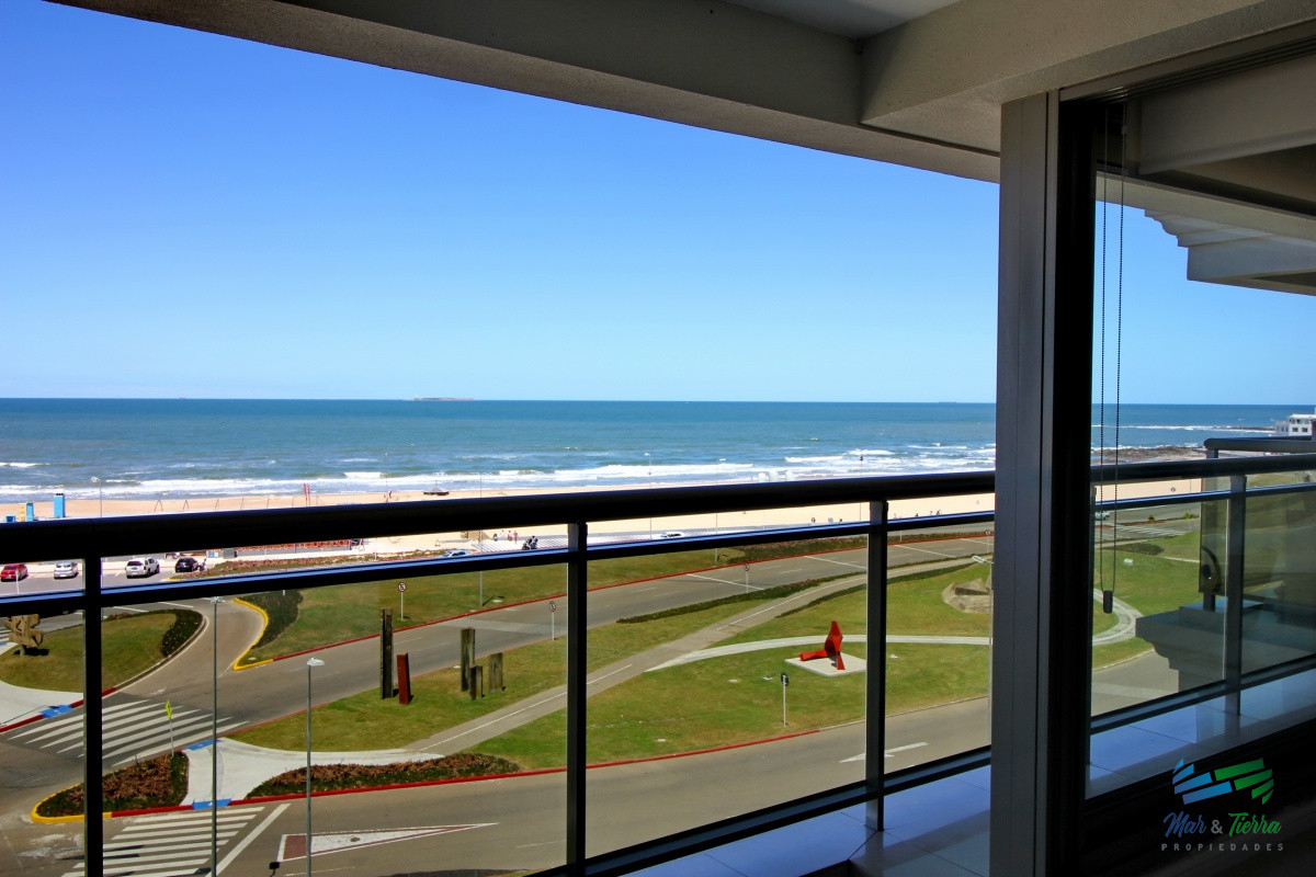 Apartamento ID.2338 - Apartamento de 3 dormitorios, primera linea frente al mar, en alquiler y venta, Punta del Este
