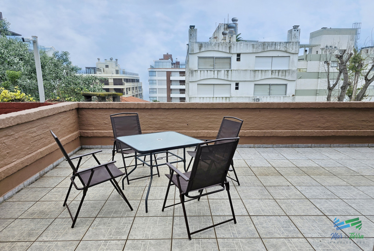 Apartamento ID.749 - Apartamento con gran terraza, parrillero propio de 2 dormitorios y 2 baños a 1 cuadra de Gorlero. Punta del este. 
