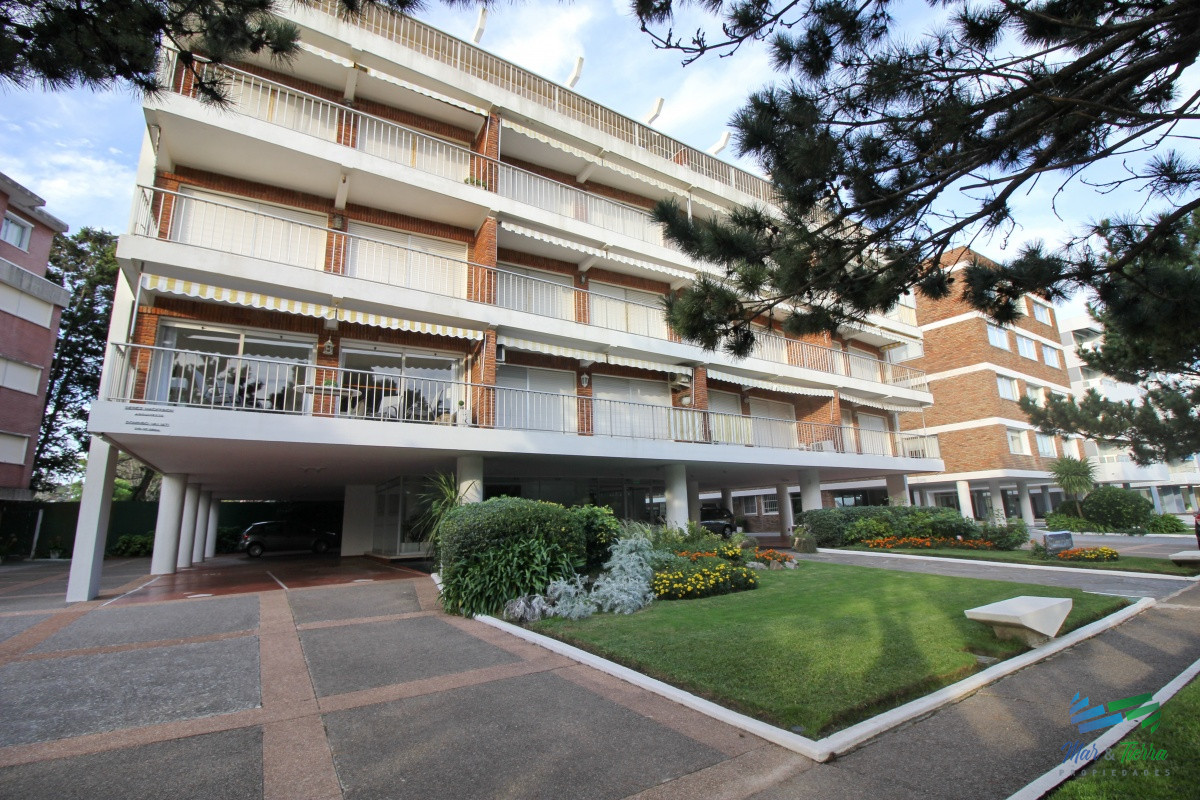 Apartamento ID.2502 - En venta apartamento 3 dormitorios en primera linea sobre Playa Mansa, Punta del Este.
