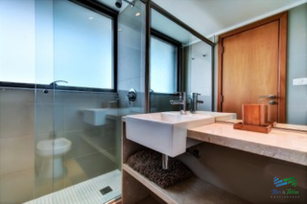 Apartamento ID.2724 - Vendo apartamento 4 dormitorios en primera línea de playa brava, Punta del Este.