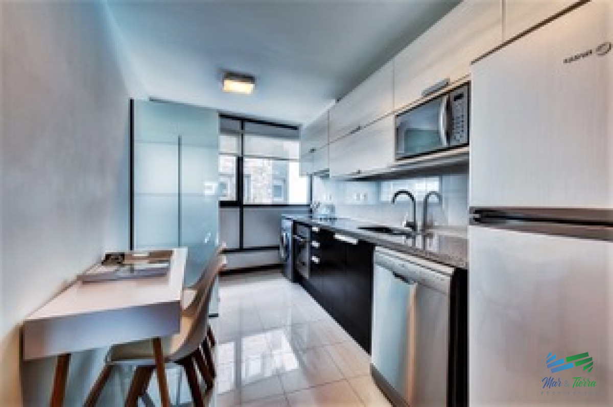 Apartamento ID.2724 - Vendo apartamento 4 dormitorios en primera línea de playa brava, Punta del Este.