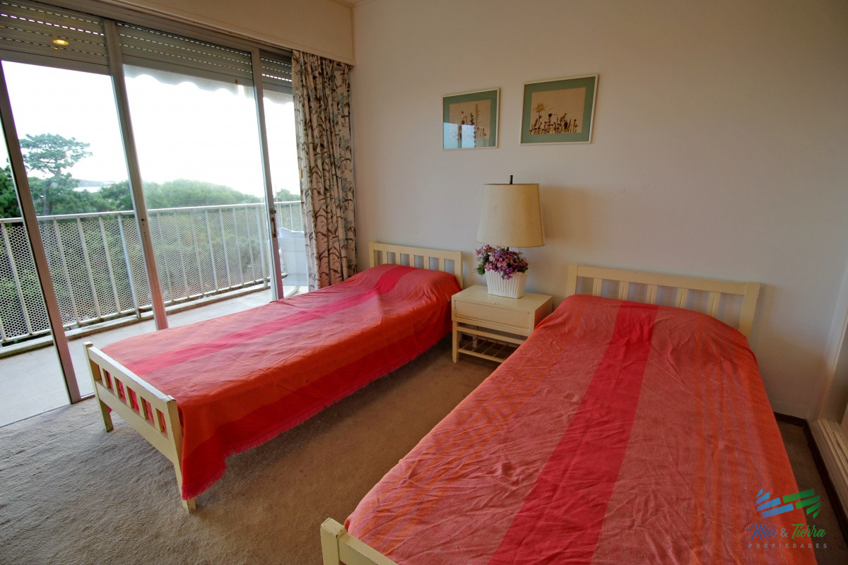 Apartamento ID.2502 - En venta apartamento 3 dormitorios en primera linea sobre Playa Mansa, Punta del Este.