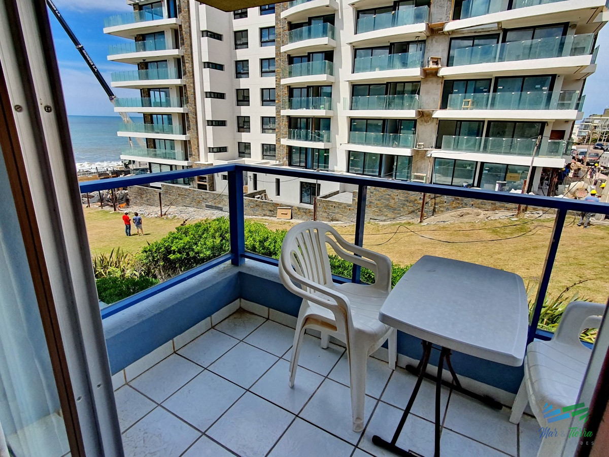 Apartamento ID.1515 - Se alquila apartamento de 1 dormitorio frente al mar con vista en Peninsula, Punta del Este.