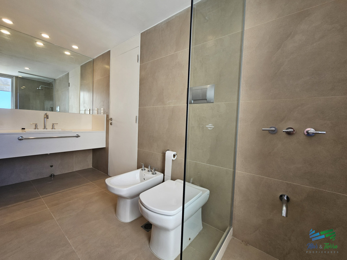 Apartamento ID.5677 - Alquiler anual apartamento penthouse frente al mar 3 dormitorios, Playa Mansa, Pinares, Punta del Este.