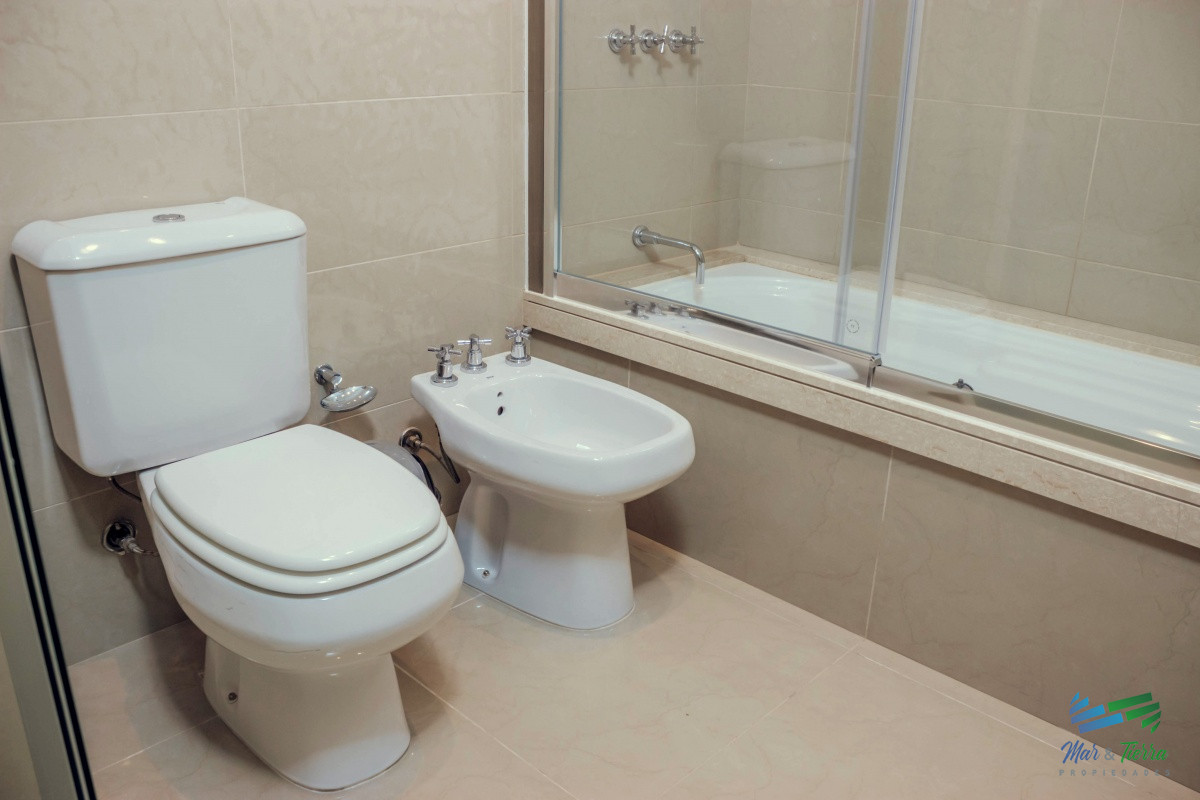 Apartamento ID.3945 - VENTA de Pent Huse sobre playa Mansa de 4 suites con todos los servicios