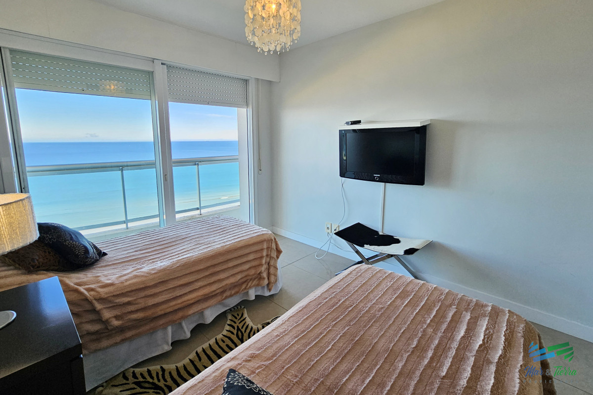 Apartamento ID.3664 - Alquilo apartamento 3 dormitorios frente al mar con servicios, Playa Mansa, Punta del Este