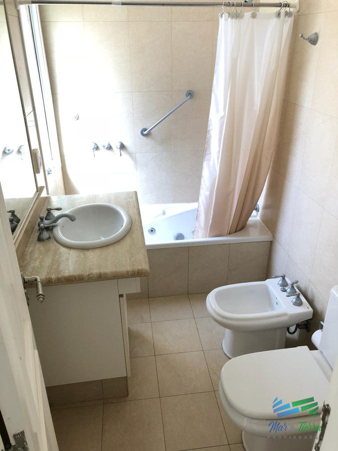 Apartamento ID.2252 - En venta.. excelente oportunidad , edificio con servicios, a pasitos del mar.