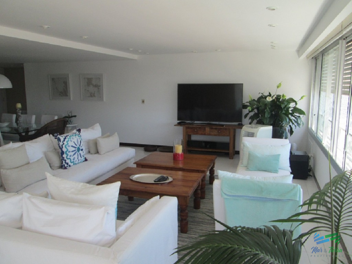 Apartamento ID.2152 - Excelente oportunidad... torre de categoría, con excelentes servicios, ubicado en primera línea sobre playa brava