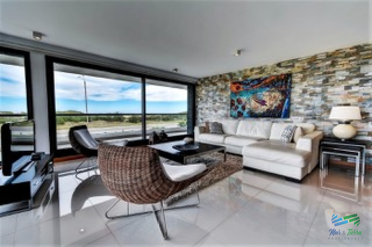 Apartamento ID.2724 - Vendo apartamento 4 dormitorios en primera línea de playa brava, Punta del Este.