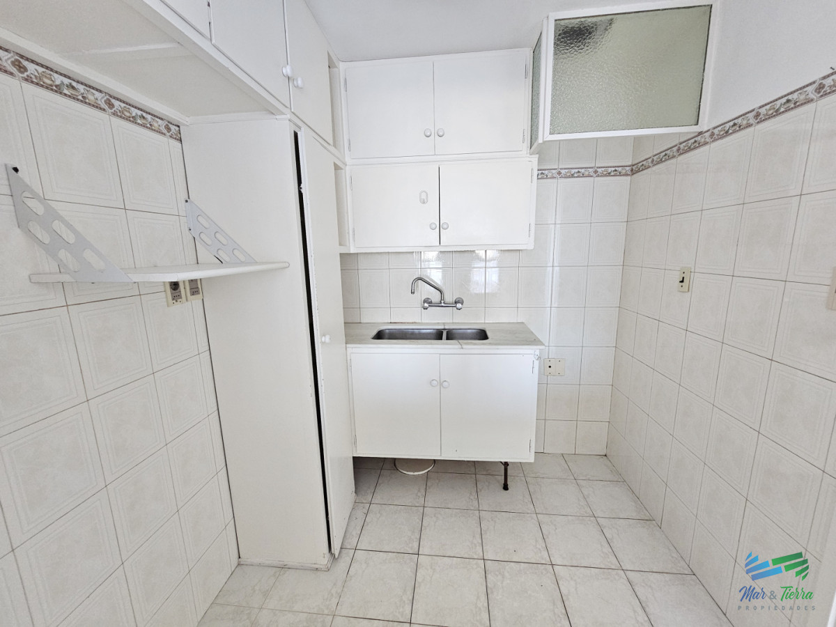 Apartamento ID.5680 - Venta de apartamento de 1 y medio dormitorios con vista al mar en Península, Punta del Este