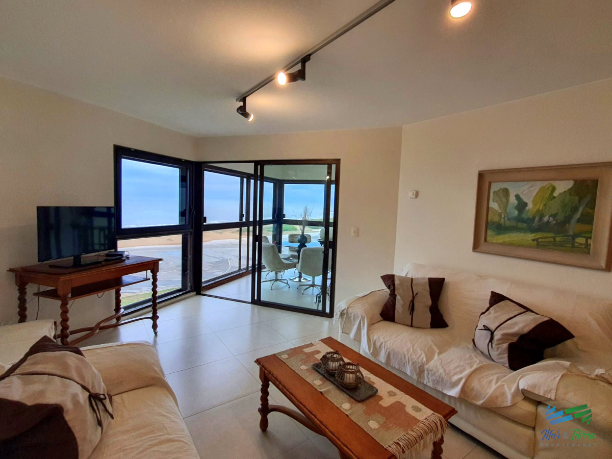 Apartamento ID.4030 - Venta apartamento 3 dormitorios, primera linea playa Brava, Punta del Este